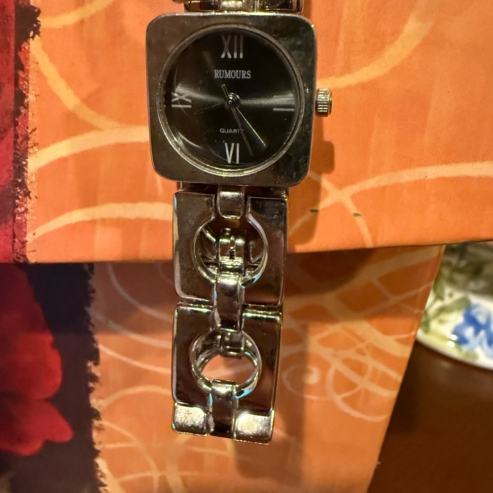 Quartz Metallic Women’s Watch - Picture 3 of 4